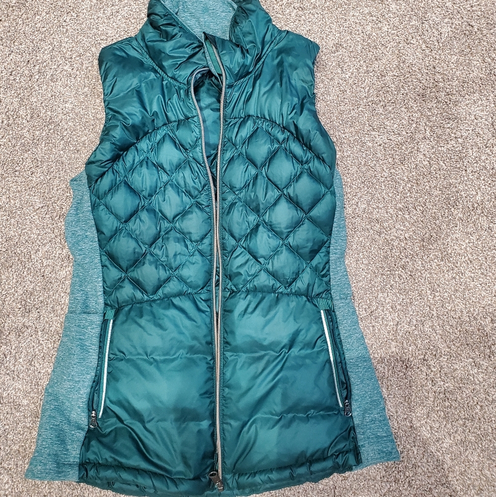 Lululemon down for a run vest 8